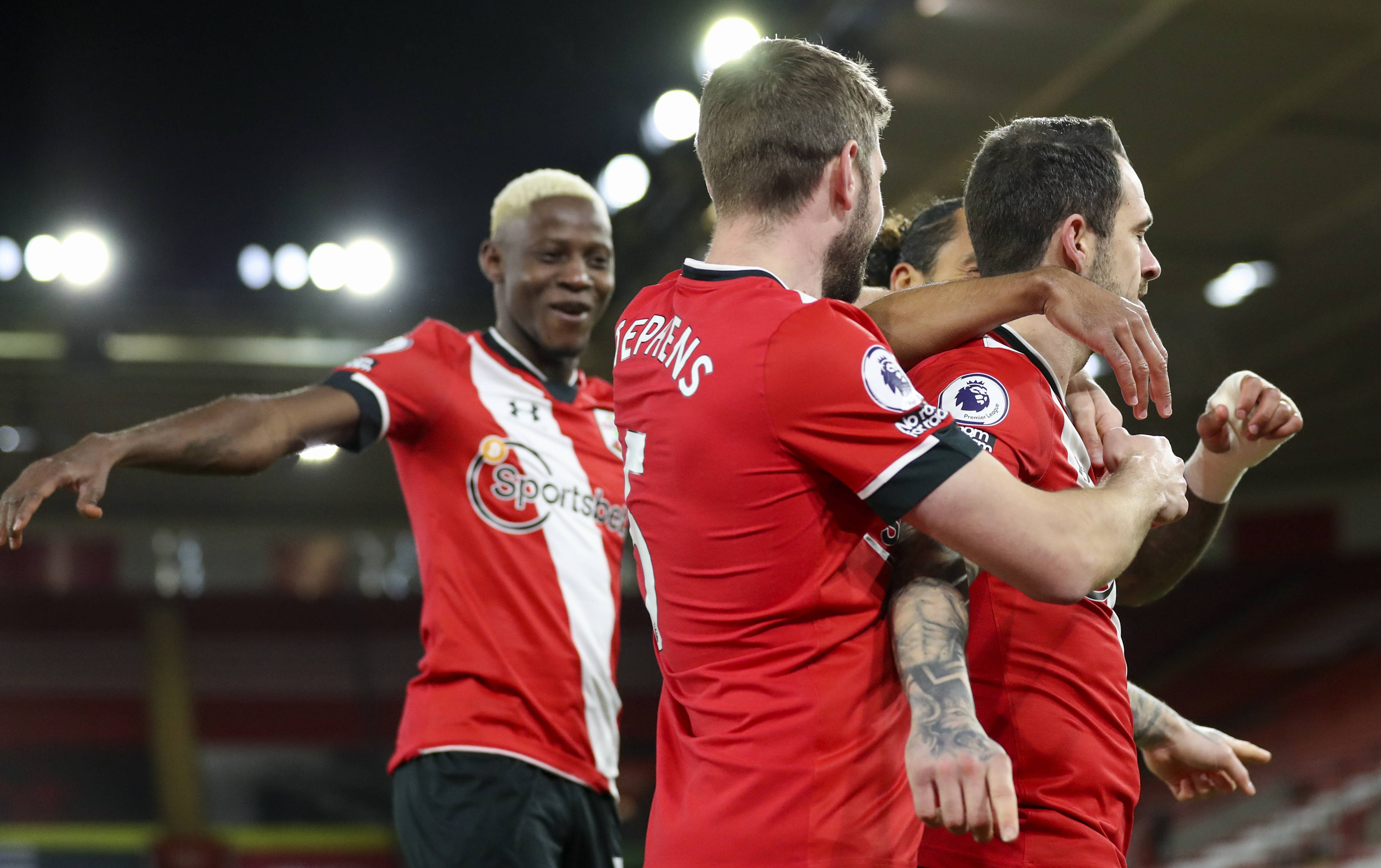 包含莱斯特城逼平南安普顿,两队互不相让的词条 包含莱斯特城逼平南安普顿,两队互不相让的词条