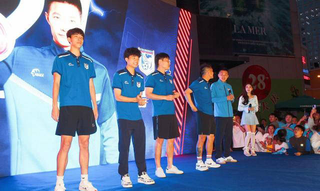 关于球星风采再现，现场球迷为之狂热的信息