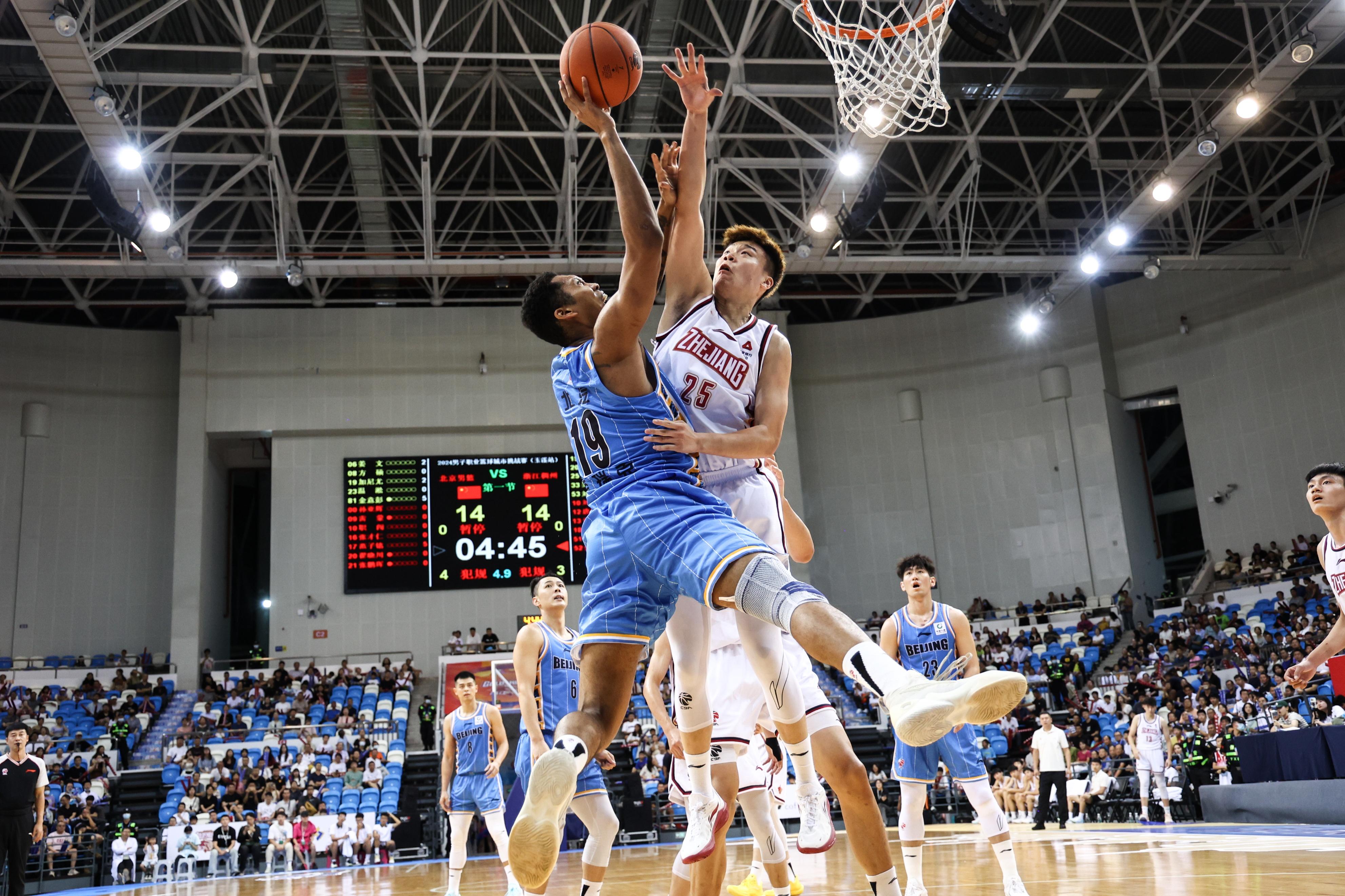 决胜一击！职业篮球赛场上紧张刺激的比赛的简单介绍