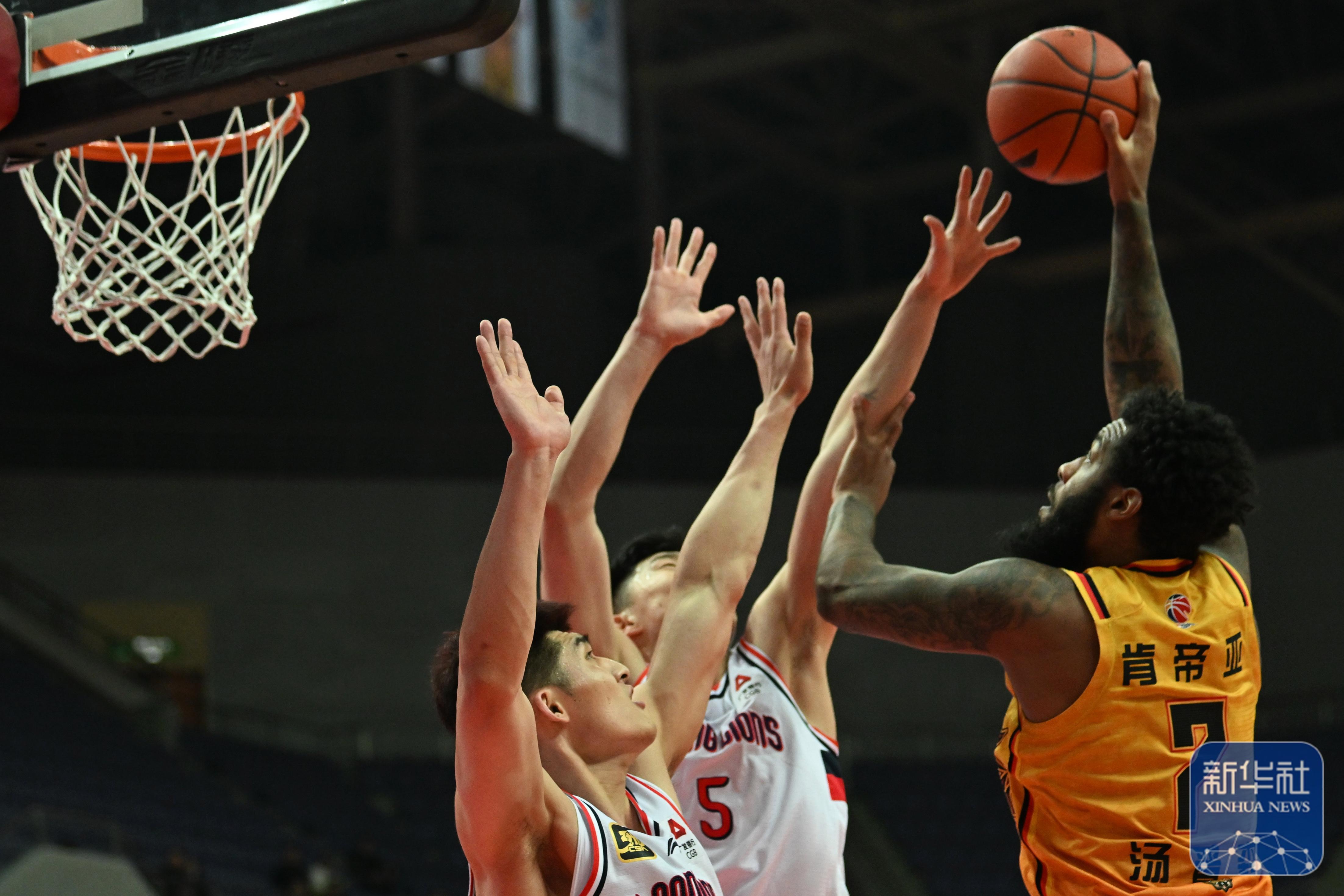 激烈比赛，球员们展现出色技术和团队合作