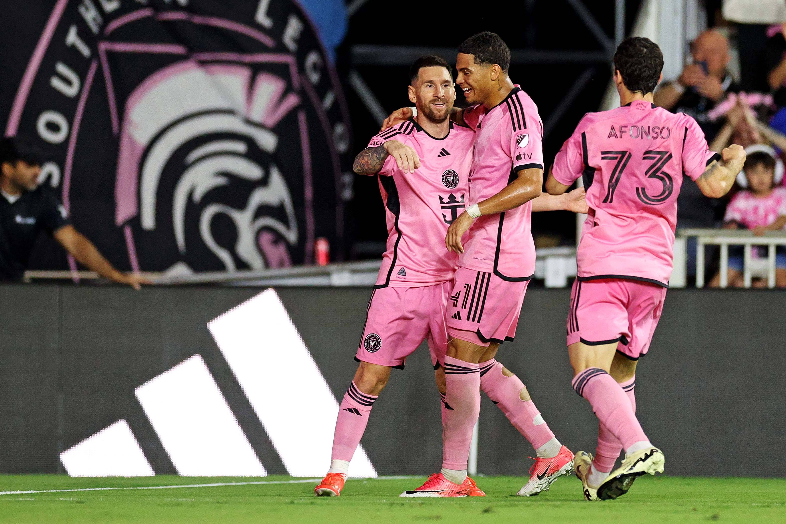 包含法国巨星复出训练，誓击败强敌争夺荣誉的词条