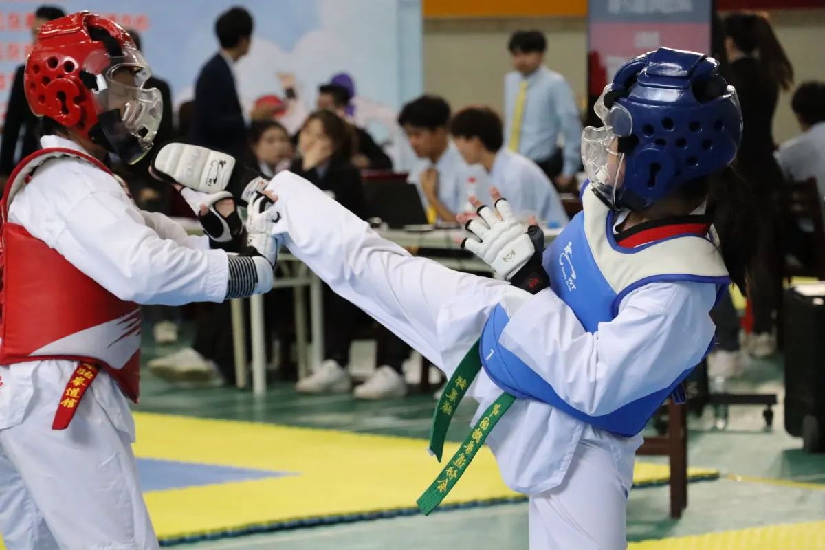 队员们尽展拼搏！体育场上的惊险表现