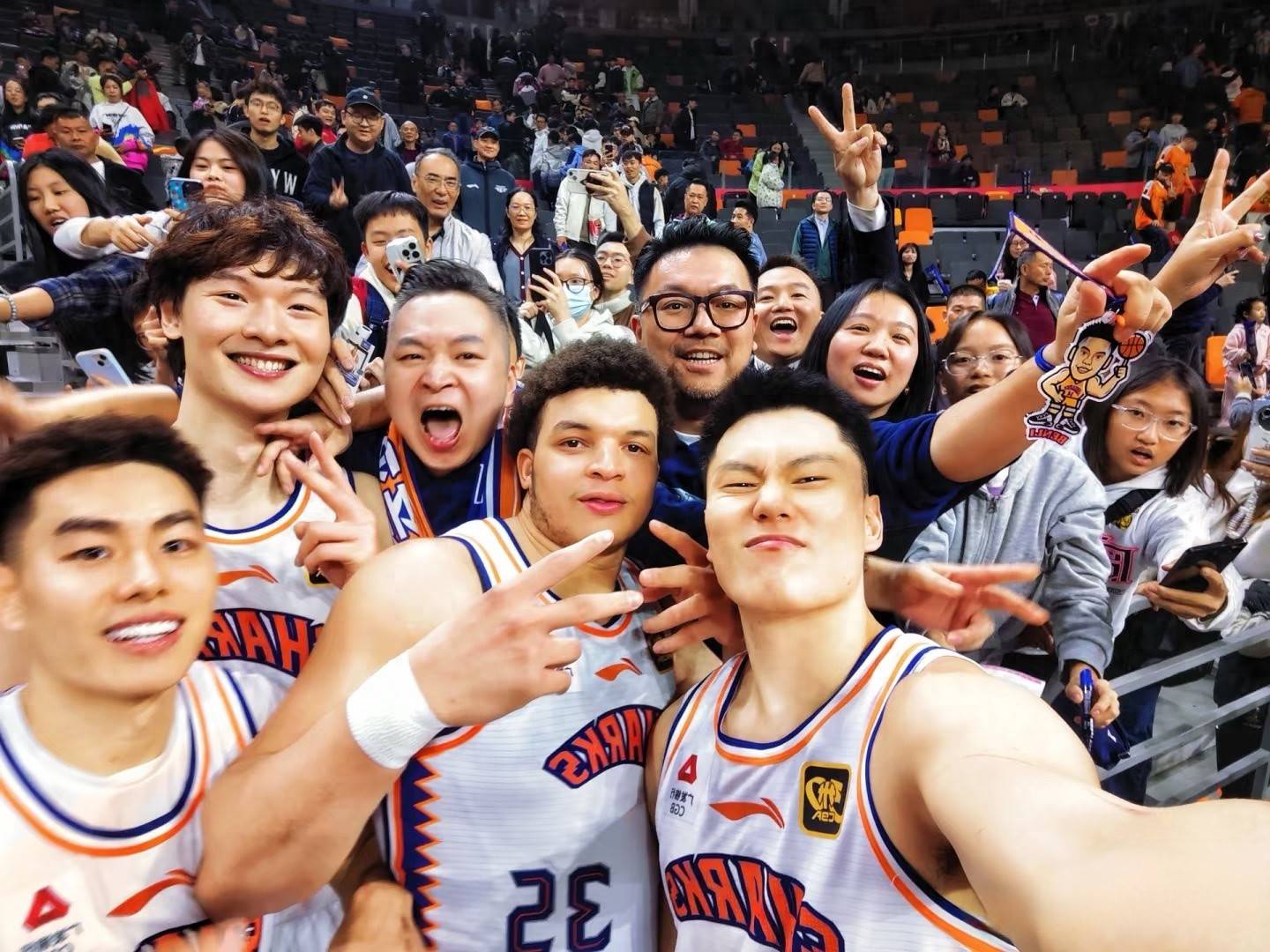 男子篮球比赛实时报道：上海队展现实力反击对手的简单介绍