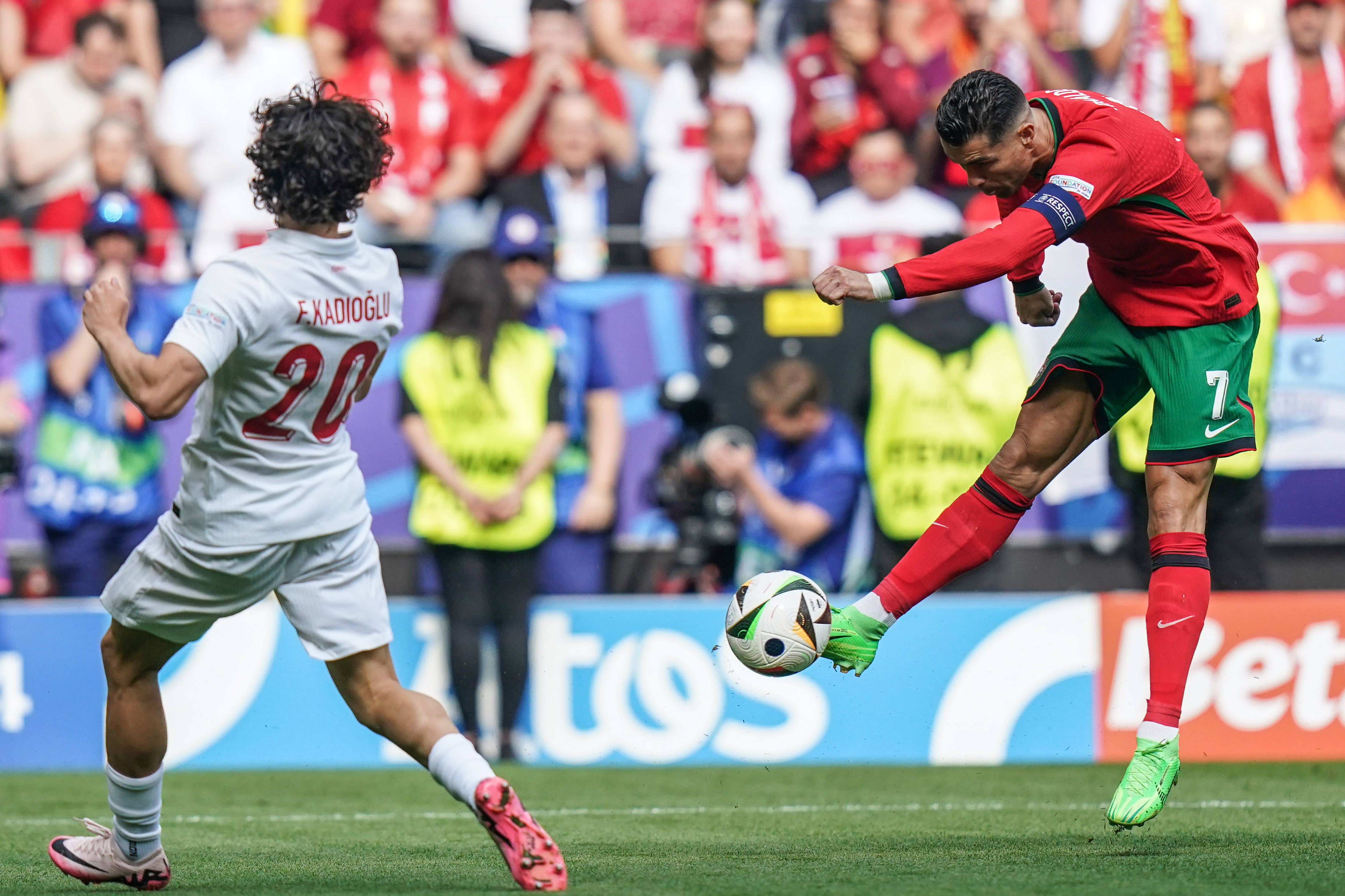 荷兰队大获全胜,德国队在欧洲锦标赛上失利的简单介绍 荷兰队大获全胜,德国队在欧洲锦标赛上失利的简单介绍