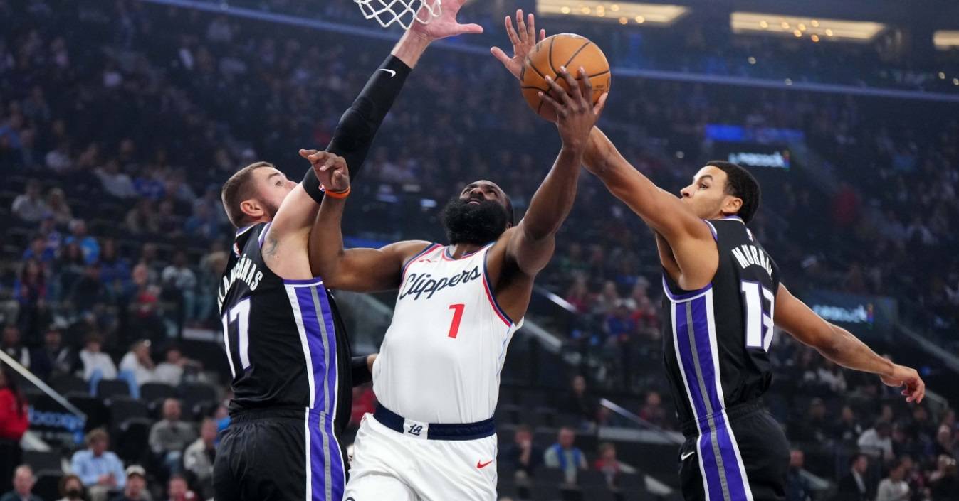 雄狮主场击败雄鹿萨博尼斯大号三分绝杀