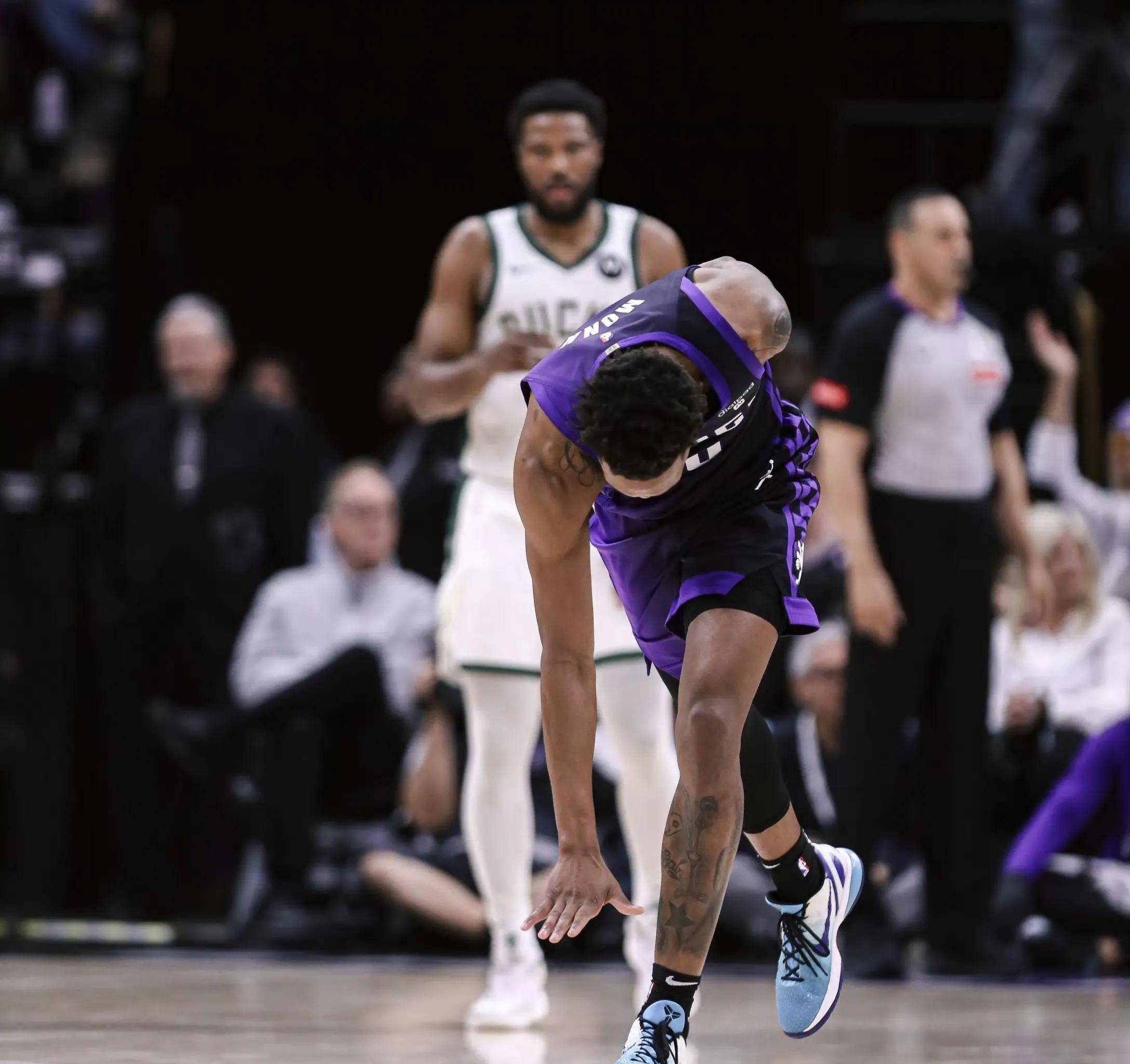 雄狮主场击败雄鹿萨博尼斯大号三分绝杀