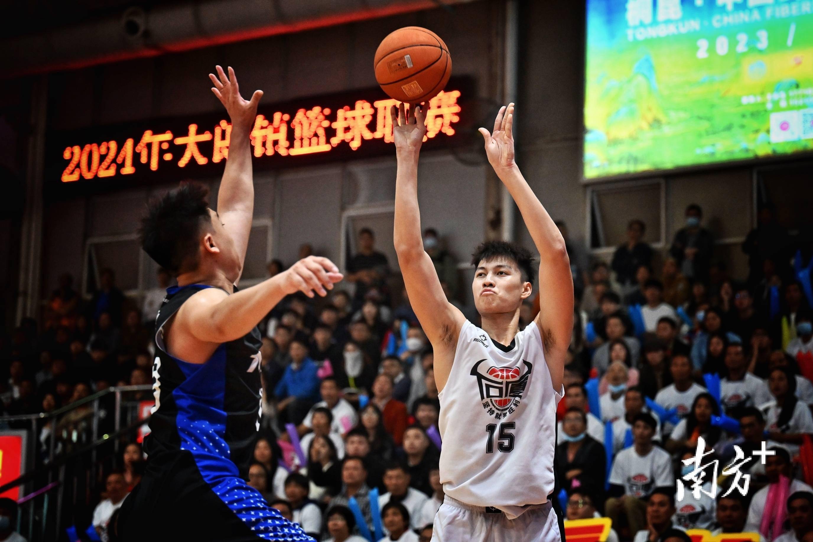 热血篮球比赛紧张激烈，赛场上精彩纷呈！的简单介绍