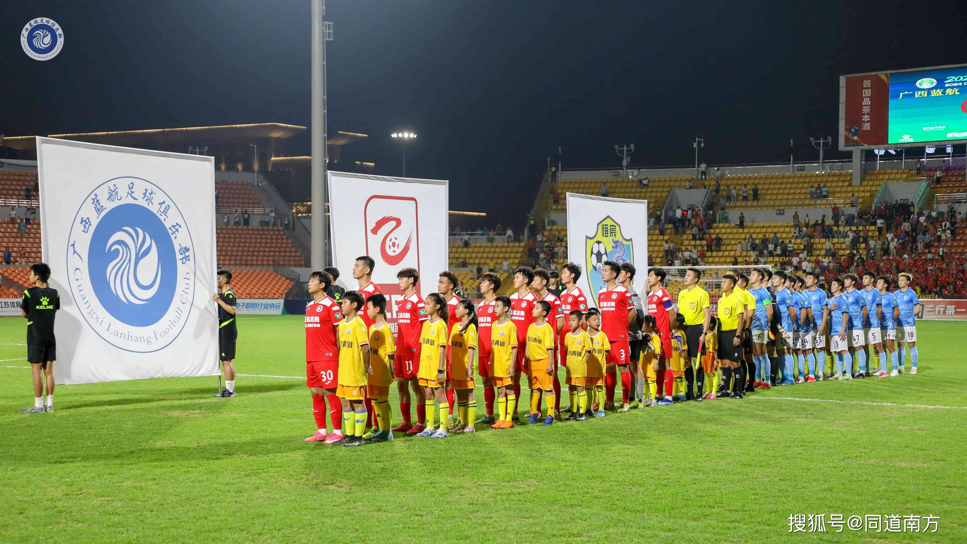 足球比赛中球员的默契配合打动观众