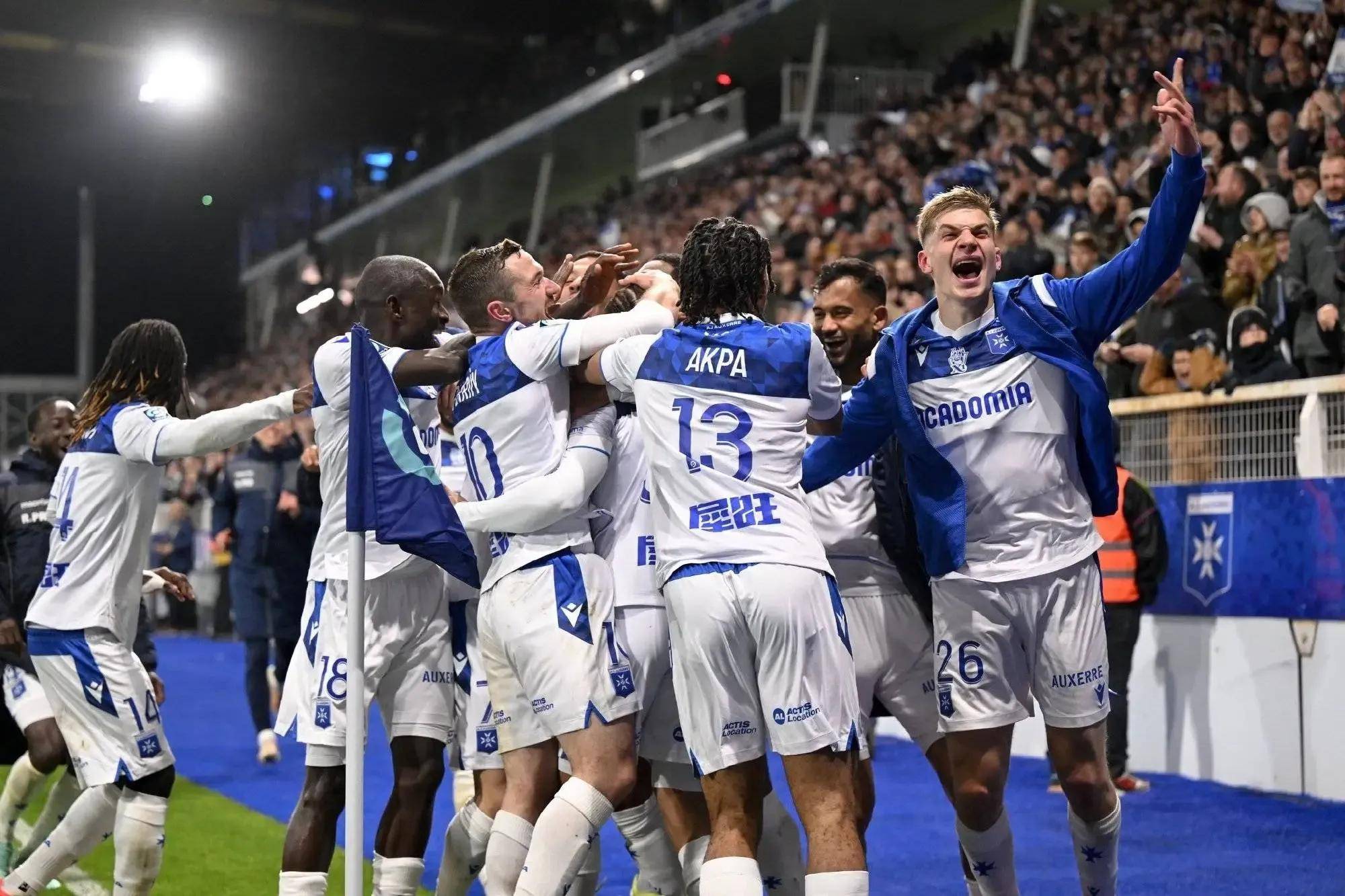 关于中场核心送礼离队，留洋澳洲联赛的信息