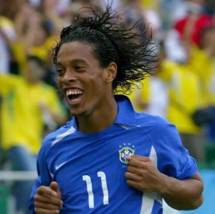 首发群星亮相，里昂主场取得关键胜利的简单介绍