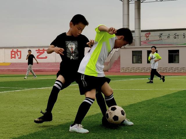 足球比赛中球员们的奋勇拼搏打动人心的简单介绍 足球比赛中球员们的奋勇拼搏打动人心的简单介绍