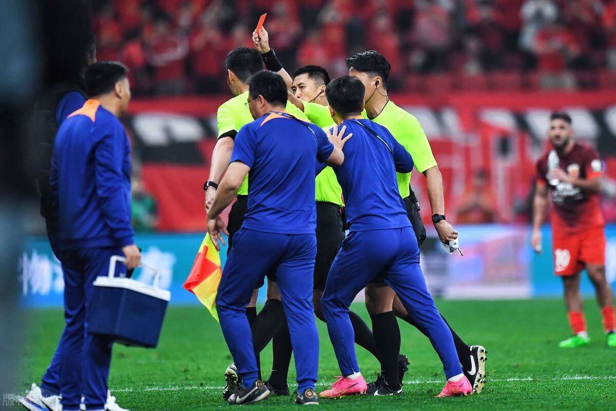 上港主场逆转华夏幸福，豪取三分