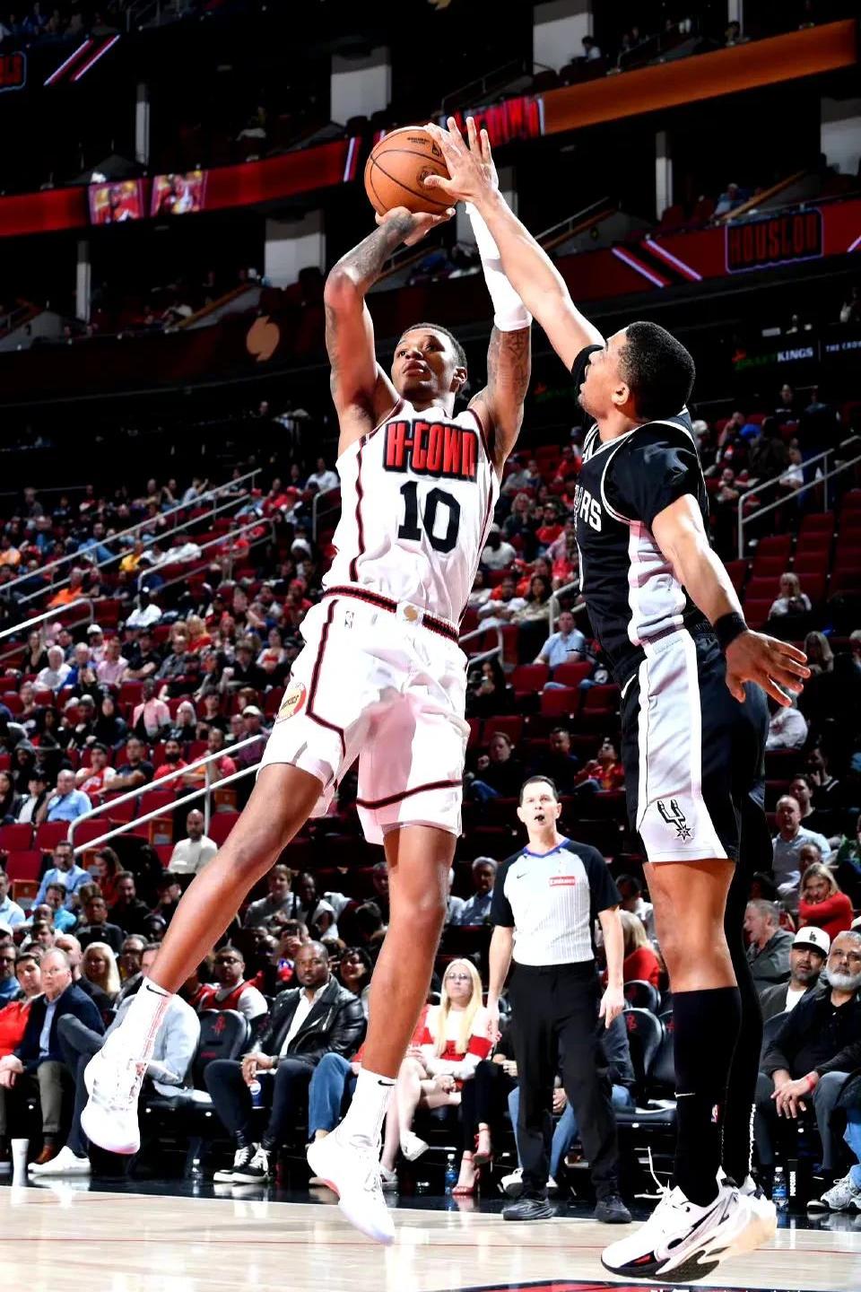 火箭神射手三分砍下中,率队力克马刺的简单介绍 火箭神射手三分砍下中,率队力克马刺的简单介绍