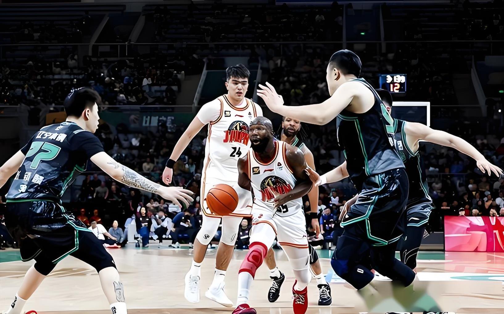 一场胜负难定的对决,球队全力以赴 一场胜负难定的对决,球队全力以赴