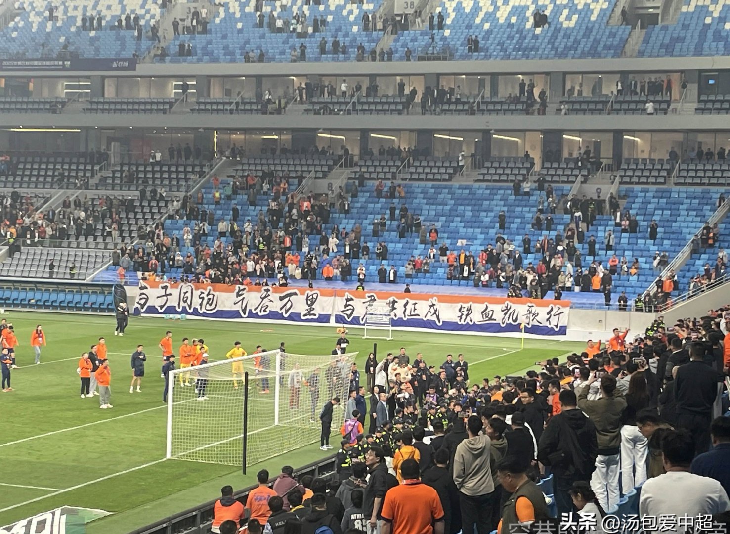 紧急角逐!比赛场面火爆引无数观众的简单介绍 紧急角逐!比赛场面火爆引无数观众的简单介绍