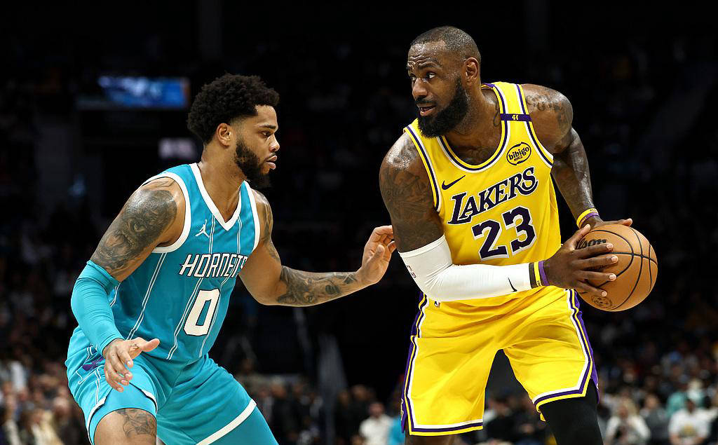 湖人惊险战胜黄蜂，詹皇独得分