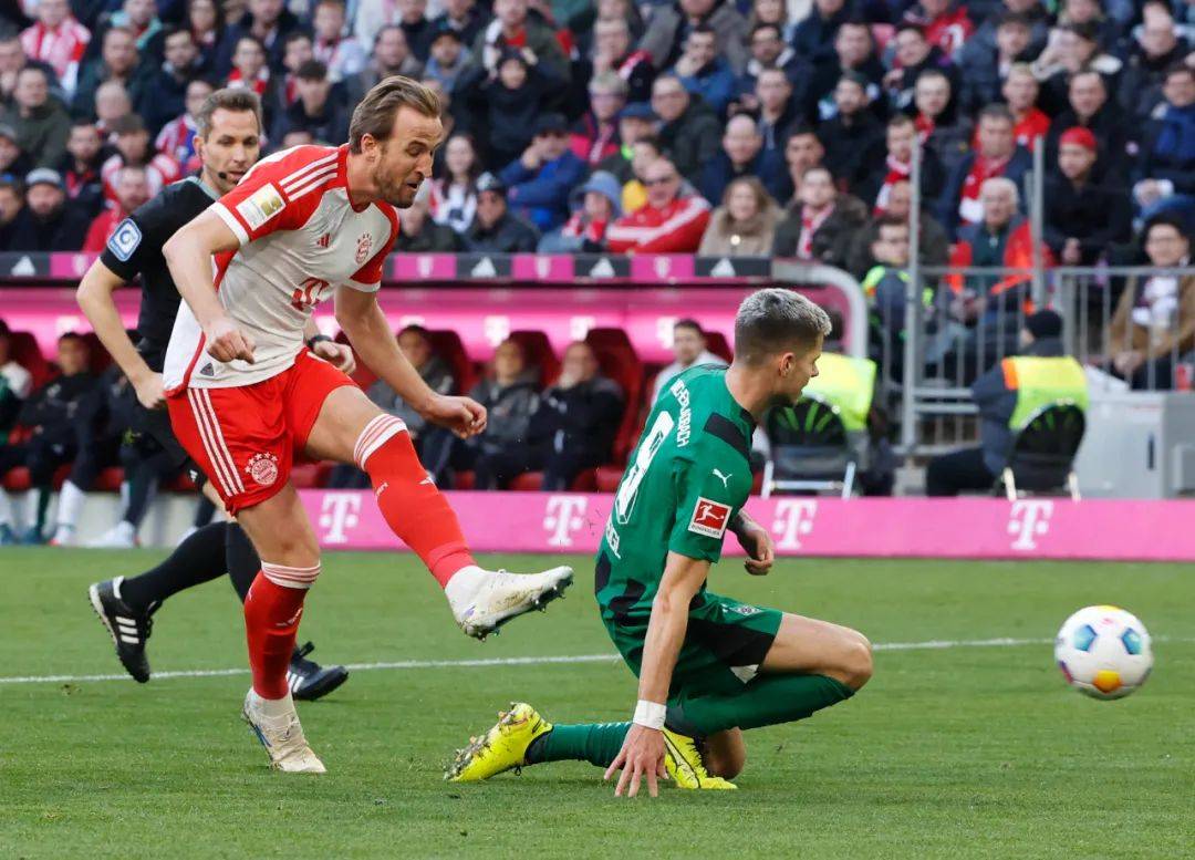 拜仁慕尼黑前场火力全开,轻取对手 拜仁慕尼黑前场火力全开,轻取对手