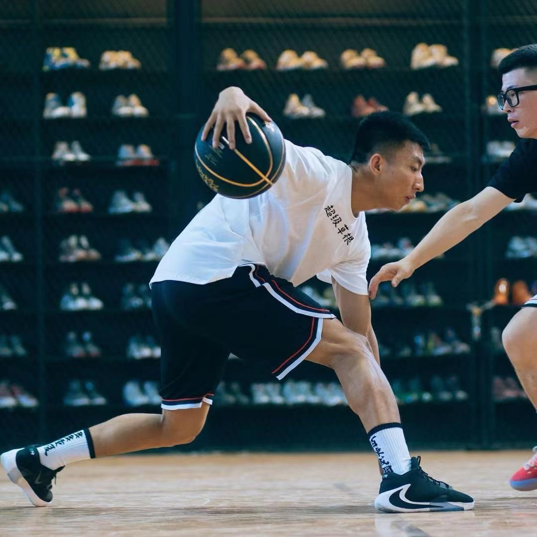 NBA球员转型草根篮球比赛,深藏不露 NBA球员转型草根篮球比赛,深藏不露