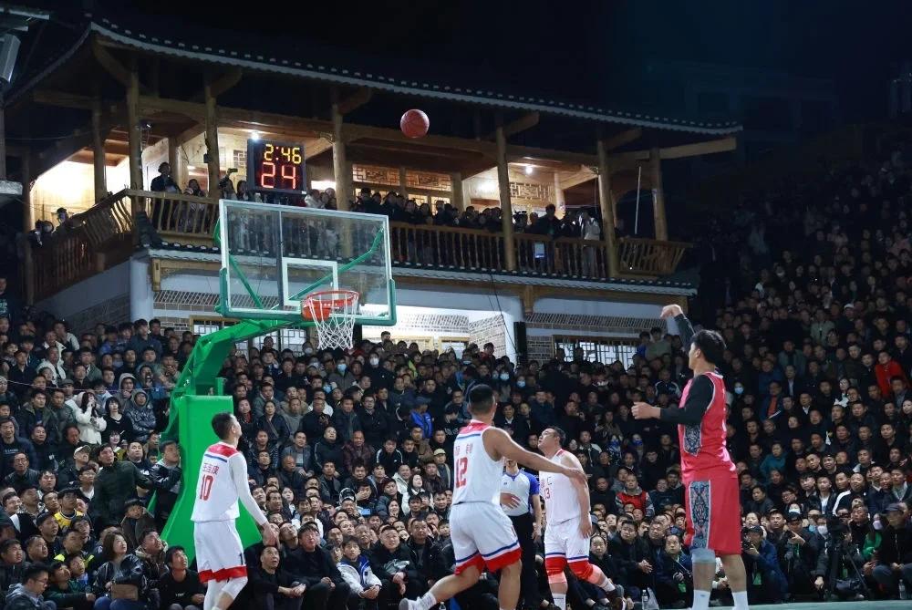 比赛现场观众热情高涨 比赛现场观众热情高涨