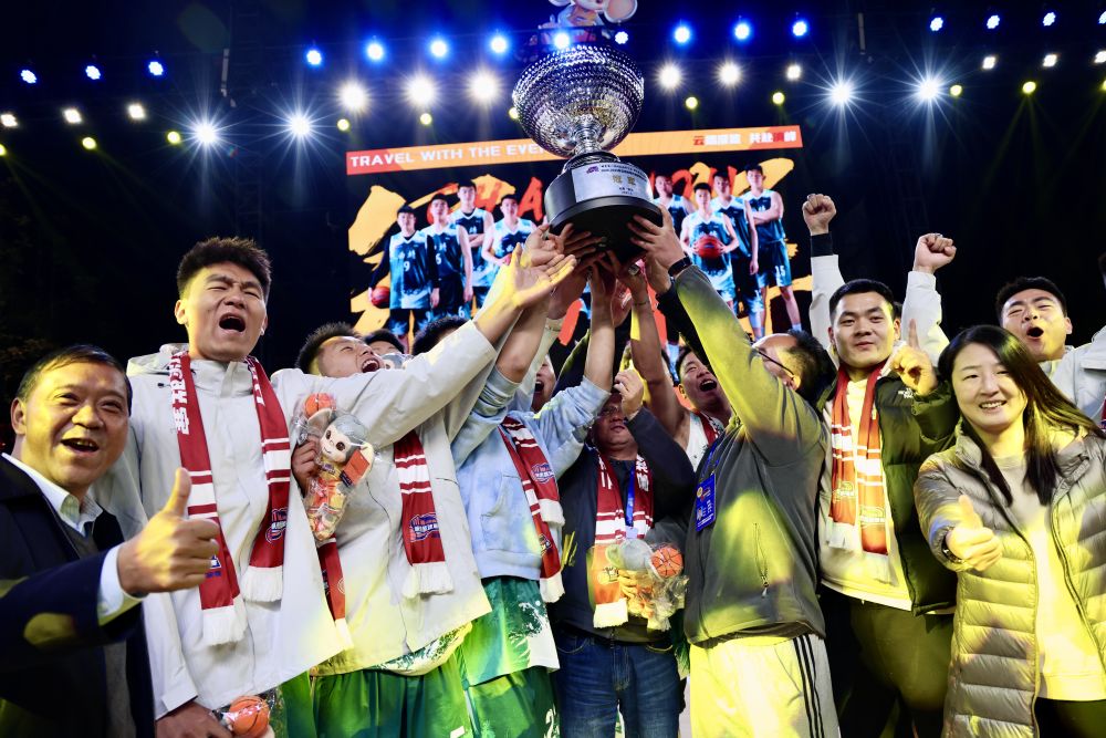 共赴热恋，运动员们在竞技场上勇夺桂冠