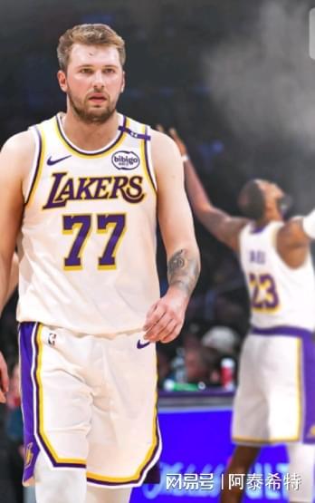 东契奇在欧冠中碾压詹姆斯，球迷沸腾