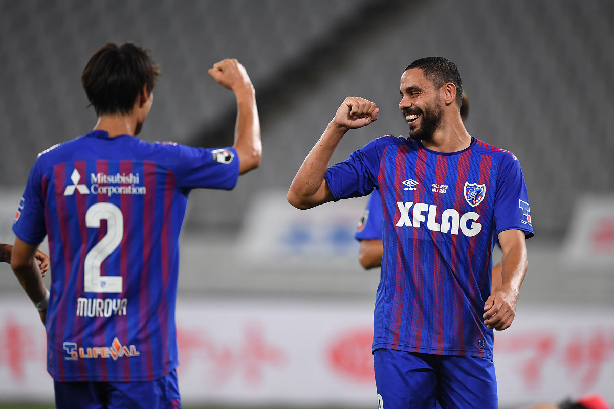 包含华夏主场凭借比赛中的一击险胜卫冕冠军东京FC的词条