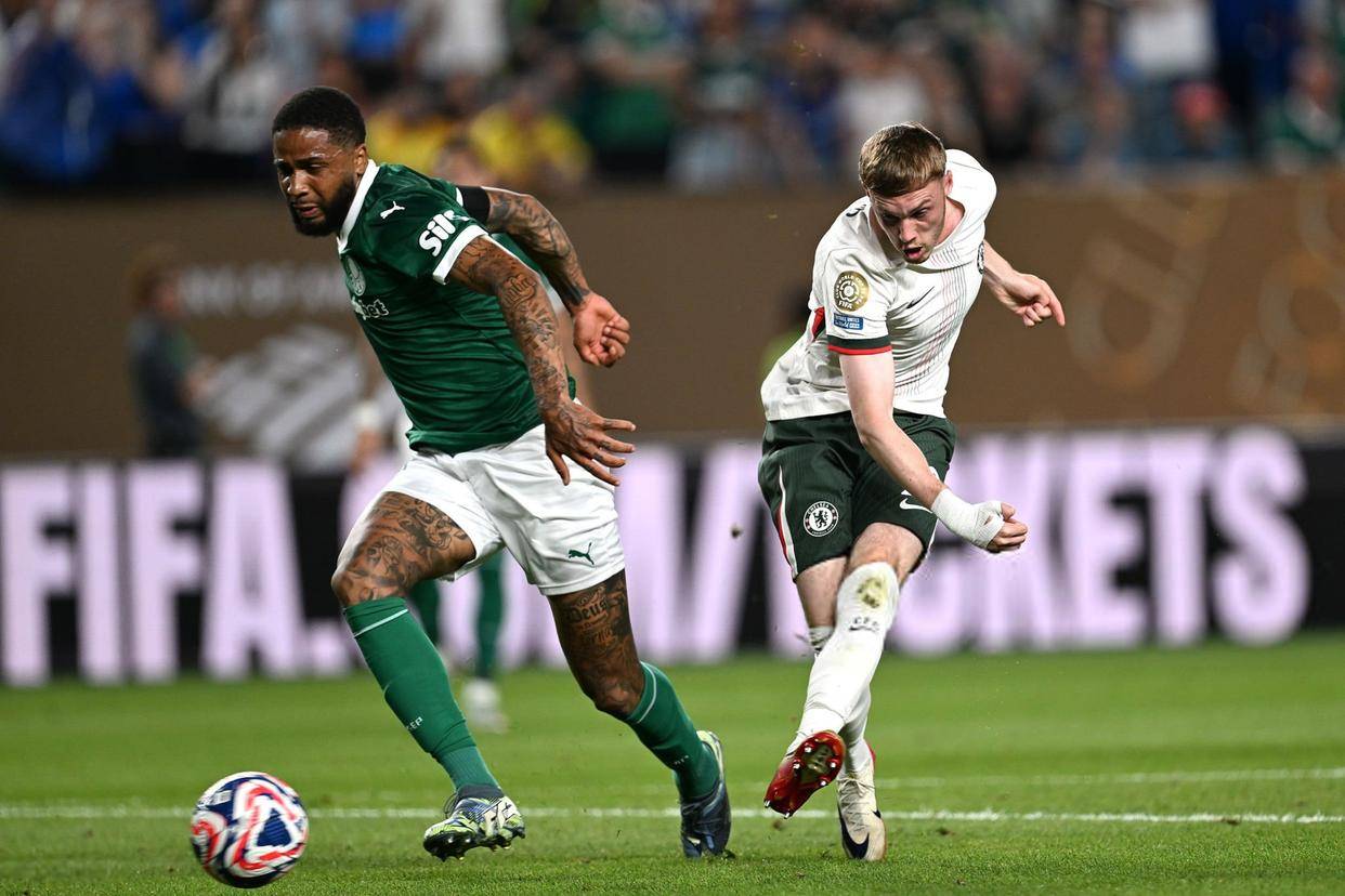 里尔捧杯庆祝,成功晋级欧冠四强 里尔捧杯庆祝,成功晋级欧冠四强