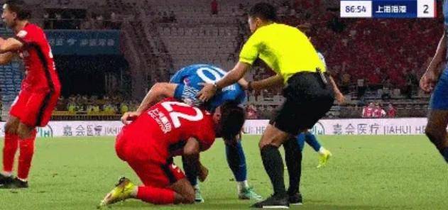 比赛现场气氛火爆，球迷情绪高涨