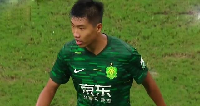 比赛悬念重重，胜负未卜，球员斗志昂扬