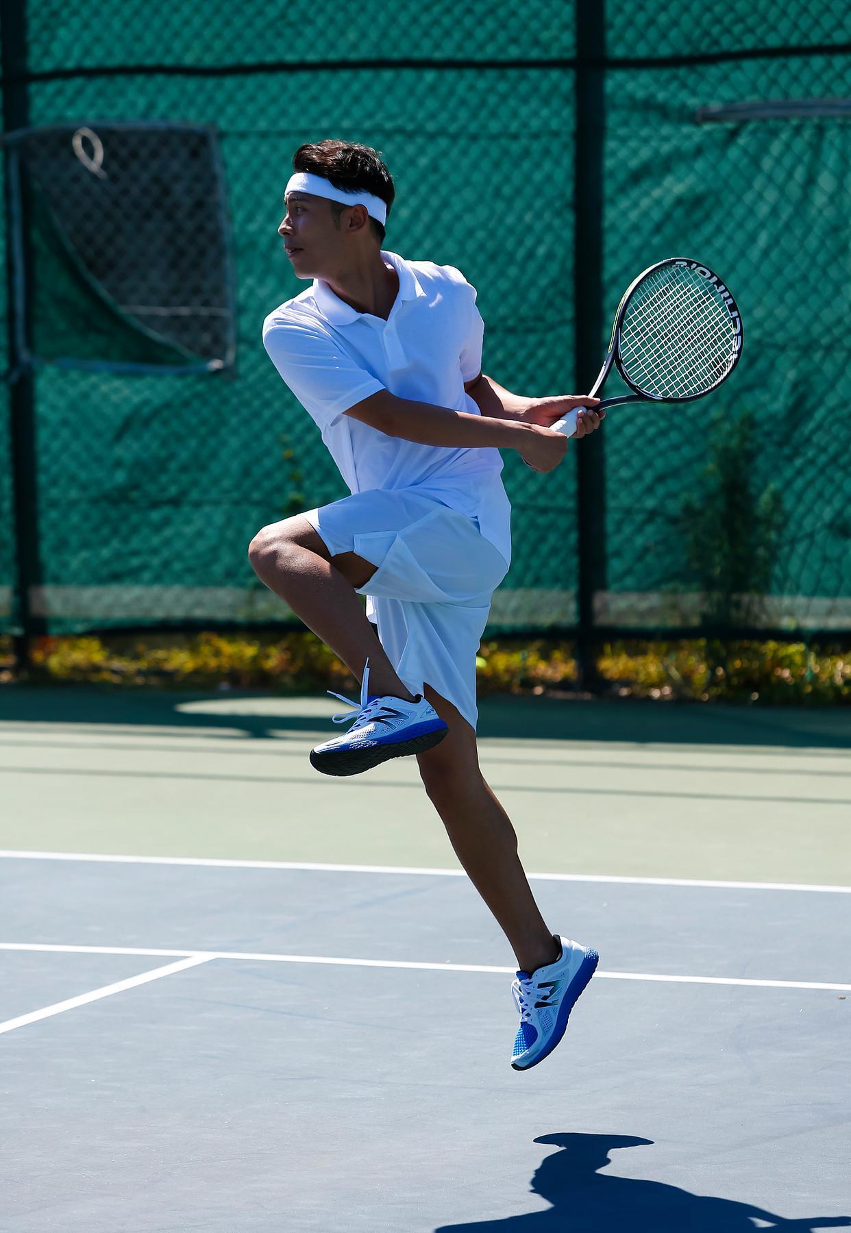 灵活机动,运动员动作干净利落 灵活机动,运动员动作干净利落