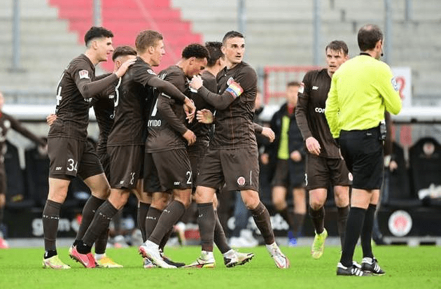 关于汉堡队在客场失利,寻求反击良机的信息 关于汉堡队在客场失利,寻求反击良机的信息