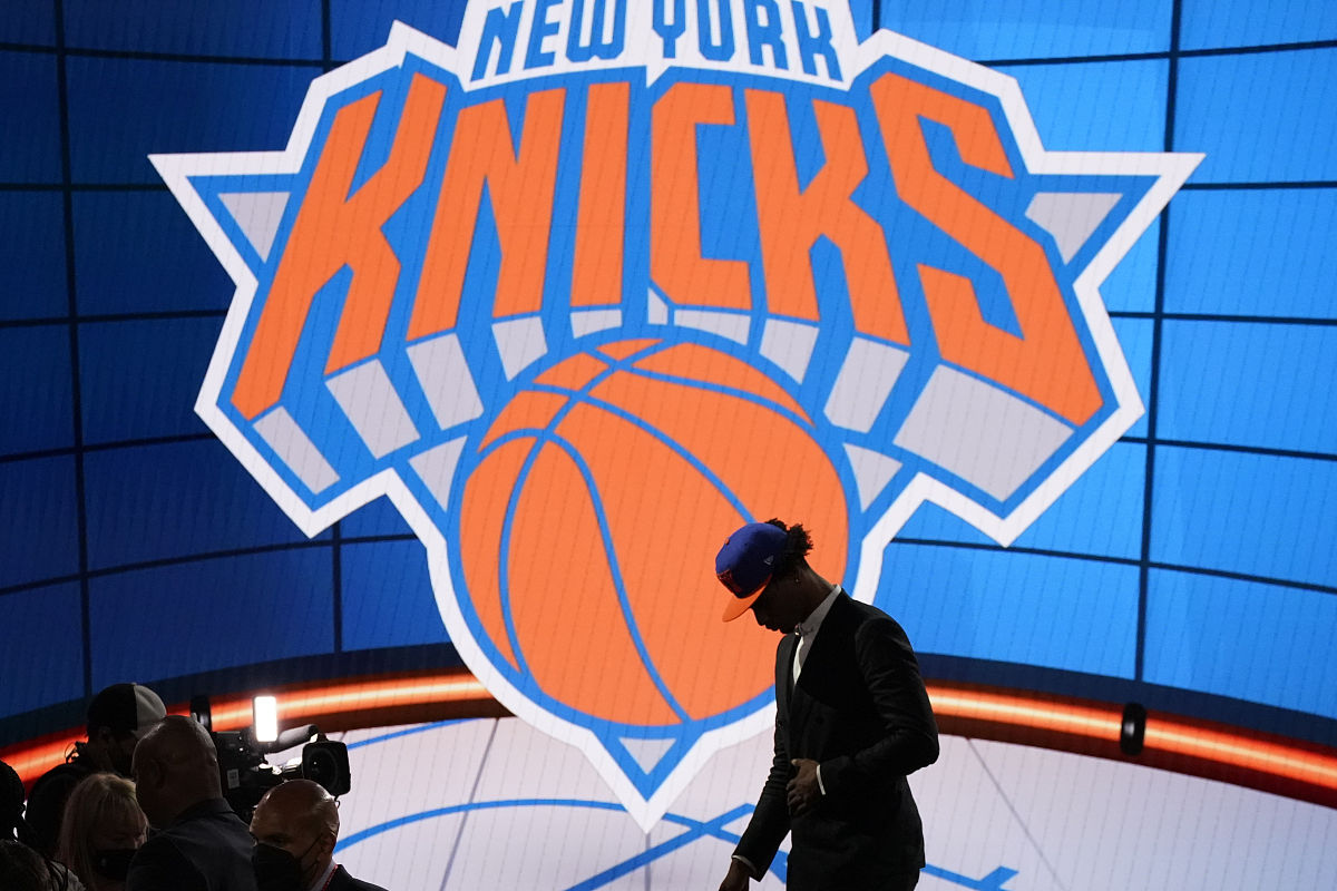 骑士力克开拓者，止住连败局面的简单介绍