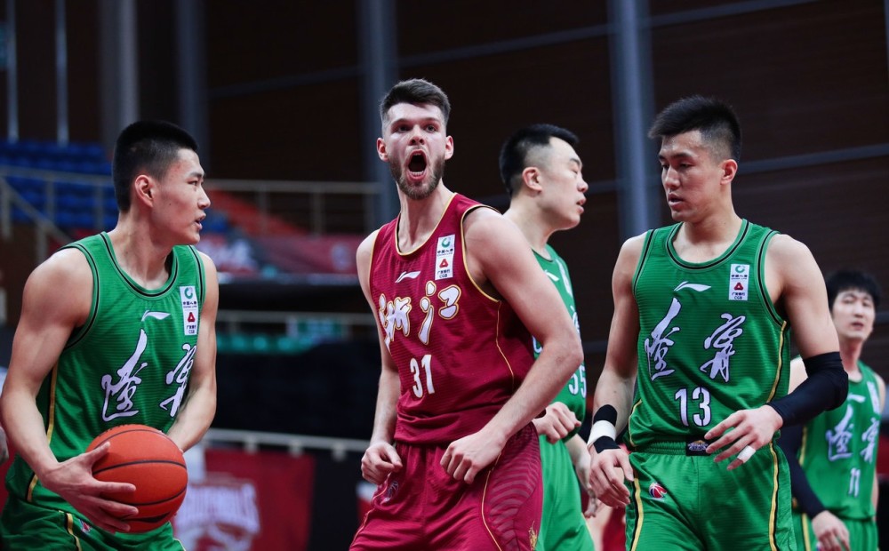 小贾伦爆发，吉林队全面压制上海队